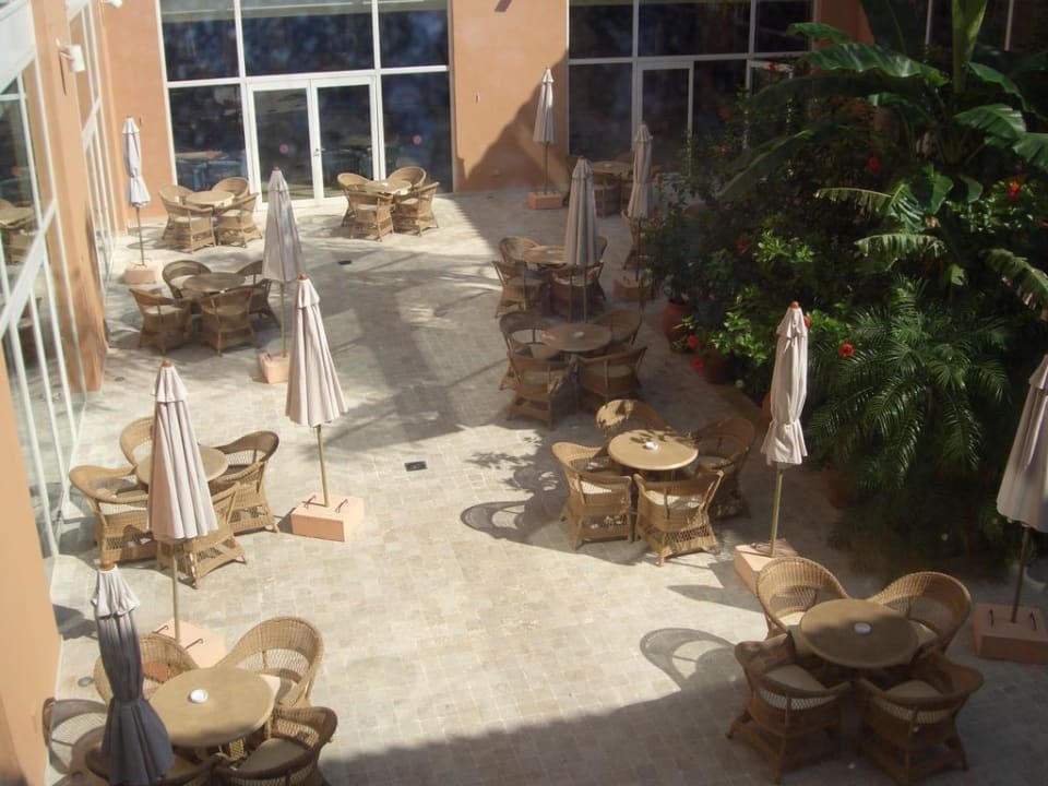 Innenhof mit schöner Bepflanzung Hipotels Barrosa Garden