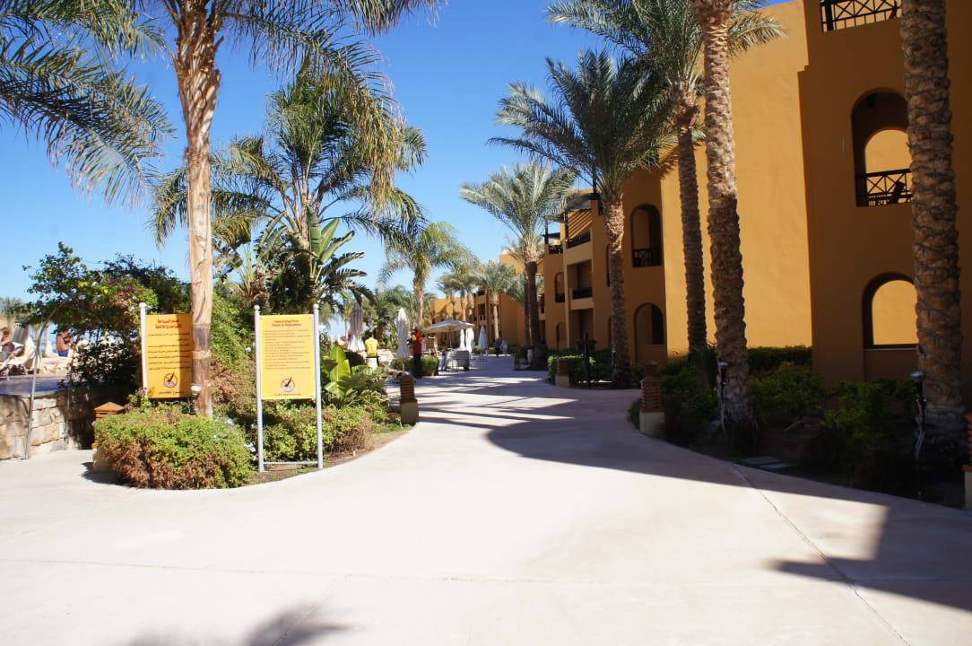 По пути на пляж от ресторана Stella Beach Resort & Spa Makadi Bay