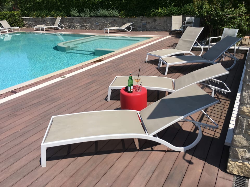 Diese Gläser und Flasche stand einige Tage so am Pool.  The Ziba Hotel & Spa