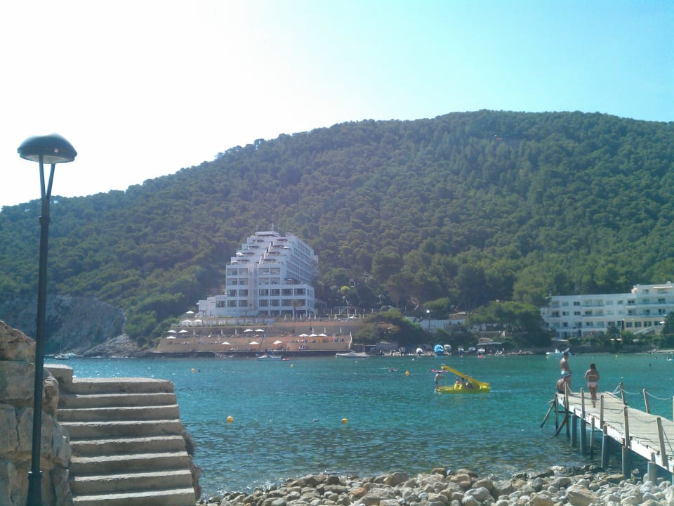 Blick von der gegenüberliegenden Seite der Bucht Palladium Hotel Cala LLonga - Adults only