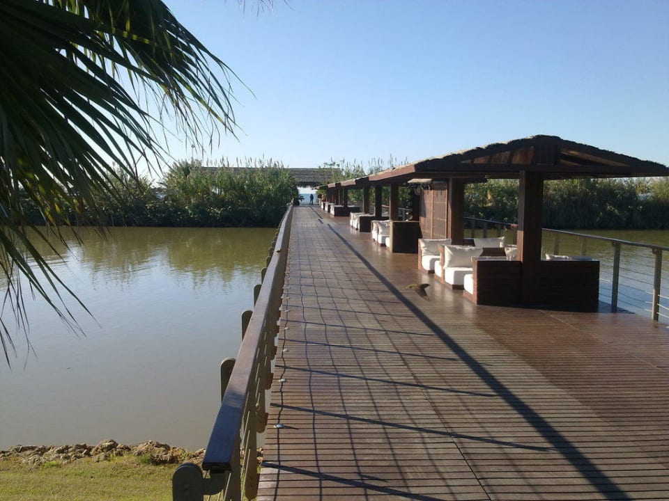 Steg zum Strand mit Loungechairs Gloria Serenity Resort