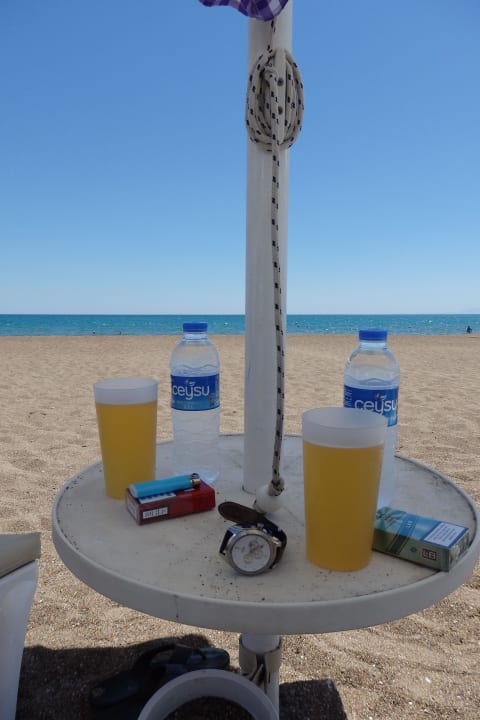 Kühles Efes-Bier am Strand Lara Barut Collection