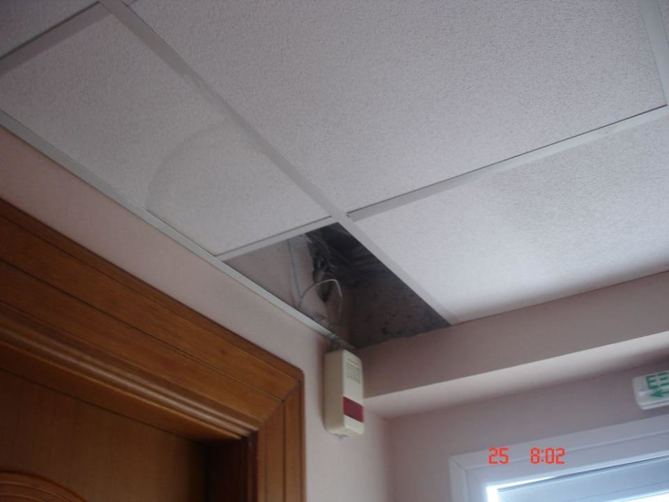 Elektrik hängt aus den Decken Sandy Beach Resort