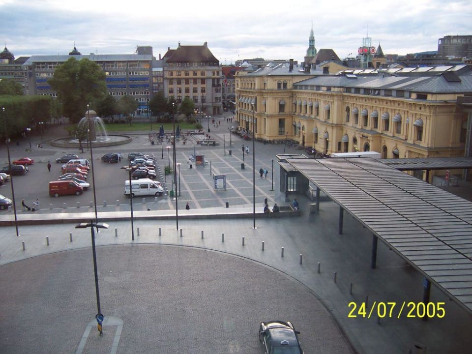 Blick vom Hotel zum Bahnhofsplatz Thon Hotel Opera