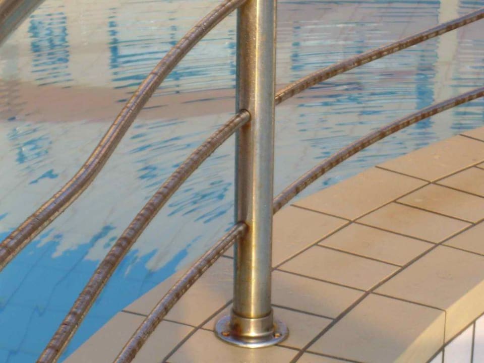 angerostete Geländer am Kinderpool Riviera Spa Resort - Adults Only