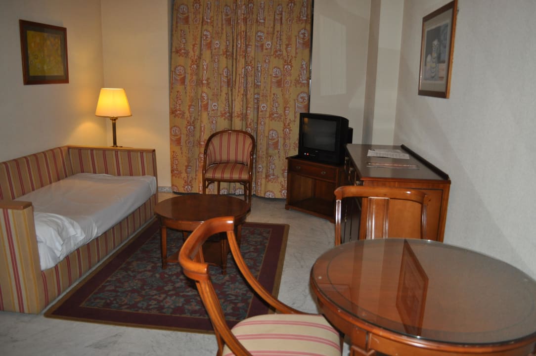 Wohnbereich mit Schlafsofa für die dritte Person  Aparthotel Convención Barajas