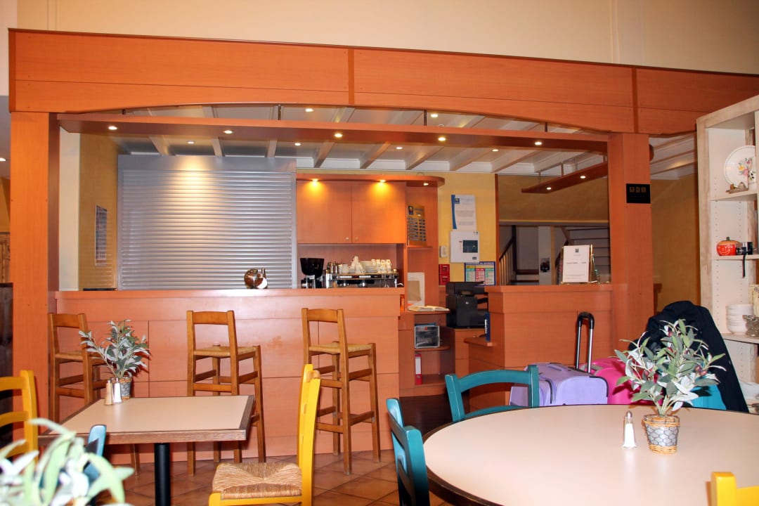 Buffet und Lobby Hotel Comfort Marseille Airport