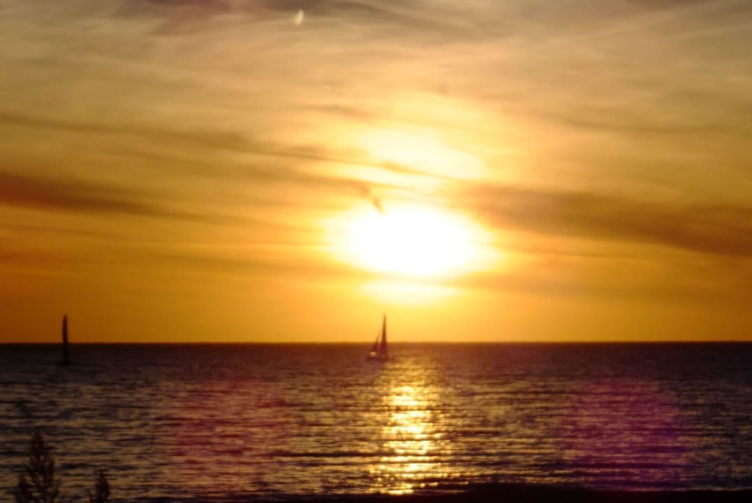 Sonnenuntergang am Strand Sandy Beach Resort