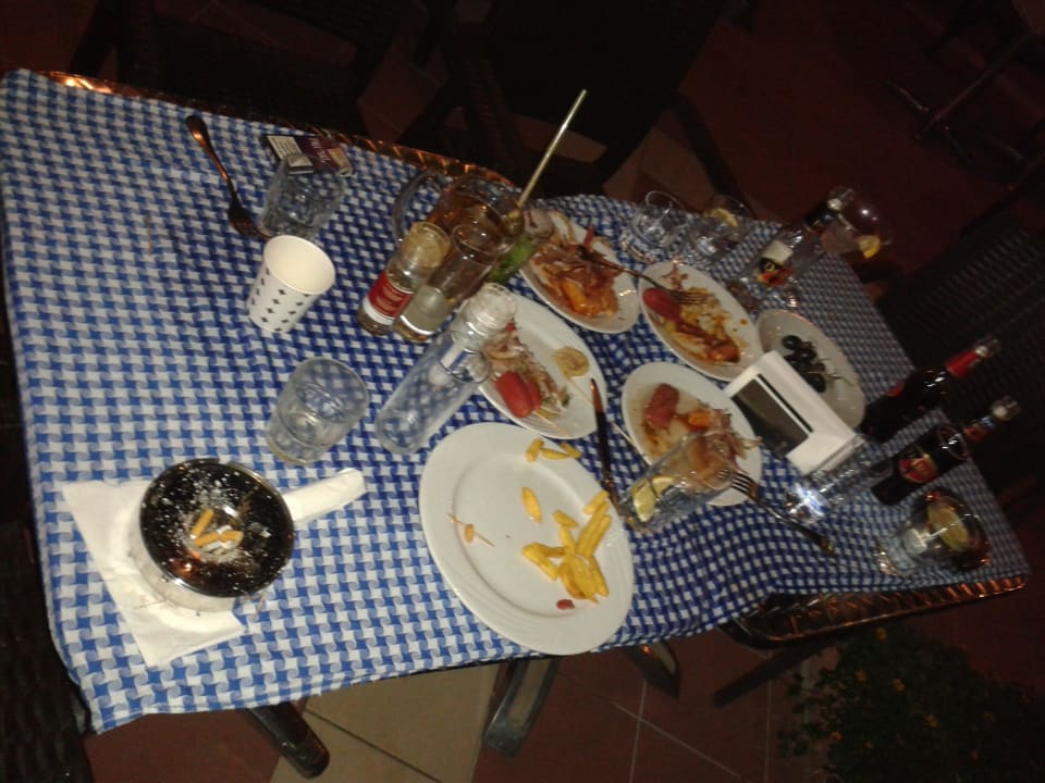 Alle Teller und Gläser halbvoll Rixos Premium Tekirova