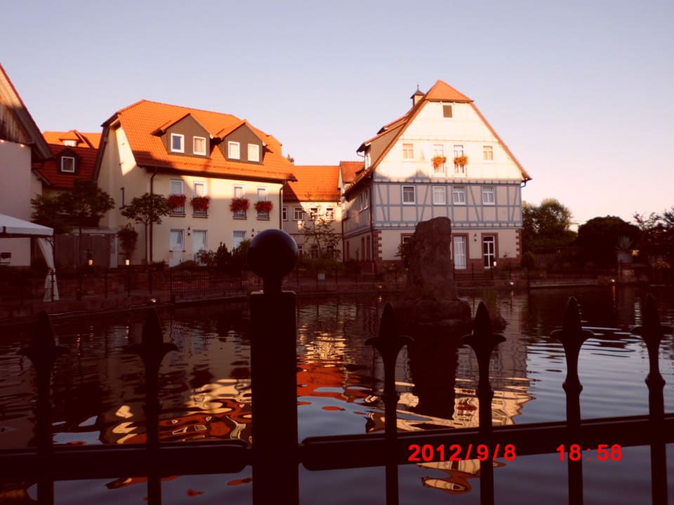 Blick vom Restaurant auf Hotelanlage  Seehotel Niedernberg