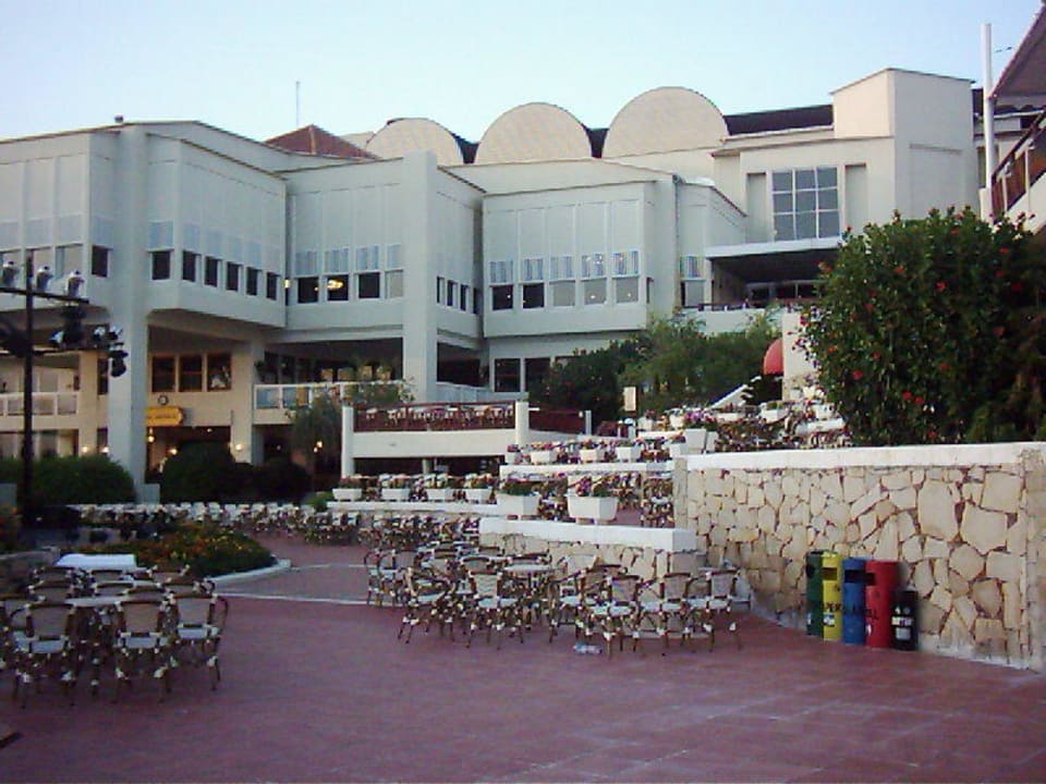 Terrassenförmig angelegtes Amphietheater PALOMA Perissia