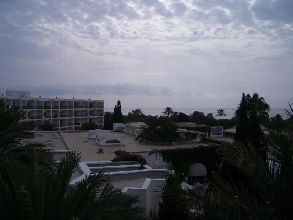 Nord-Ost Seite von Hotel, der Gartenanlage und Strand Royal Lido Resort & Spa