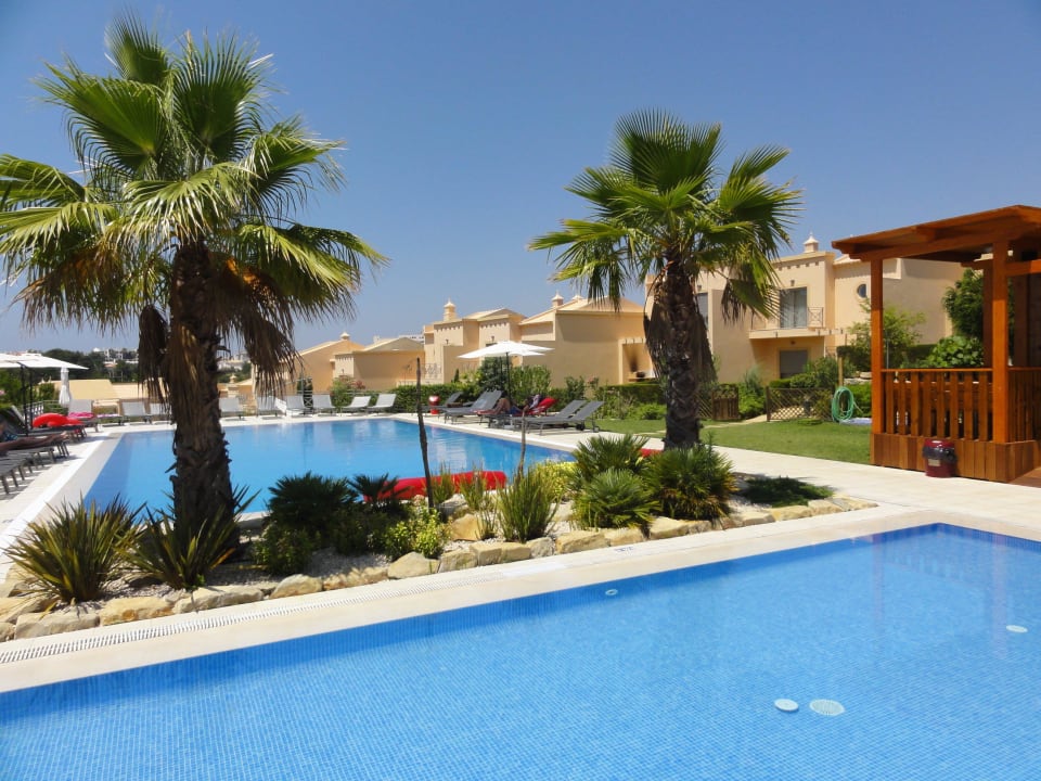 Pool und Kinderpool (vorne) Pinheiros da Balaia Villas