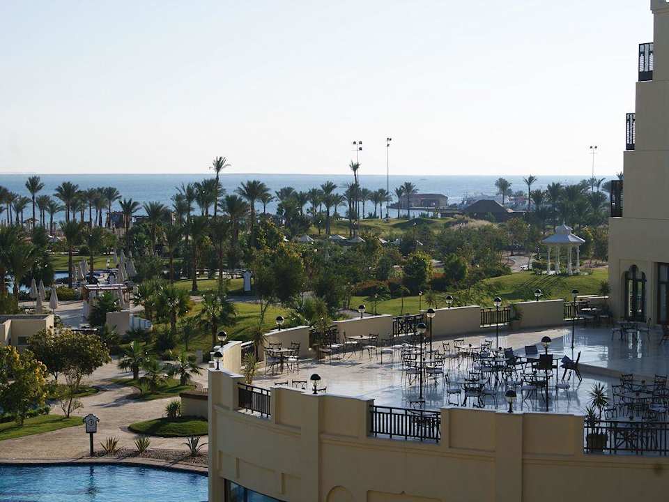 Blick auf den Salzwasserpool und Lobby-Terrasse Steigenberger ALDAU Beach Hotel