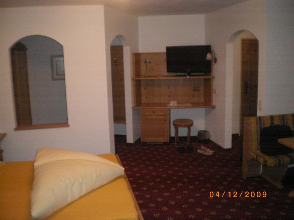 Blick vom Zimmer zum begehbaren Schrank Hotel Tirolerhof