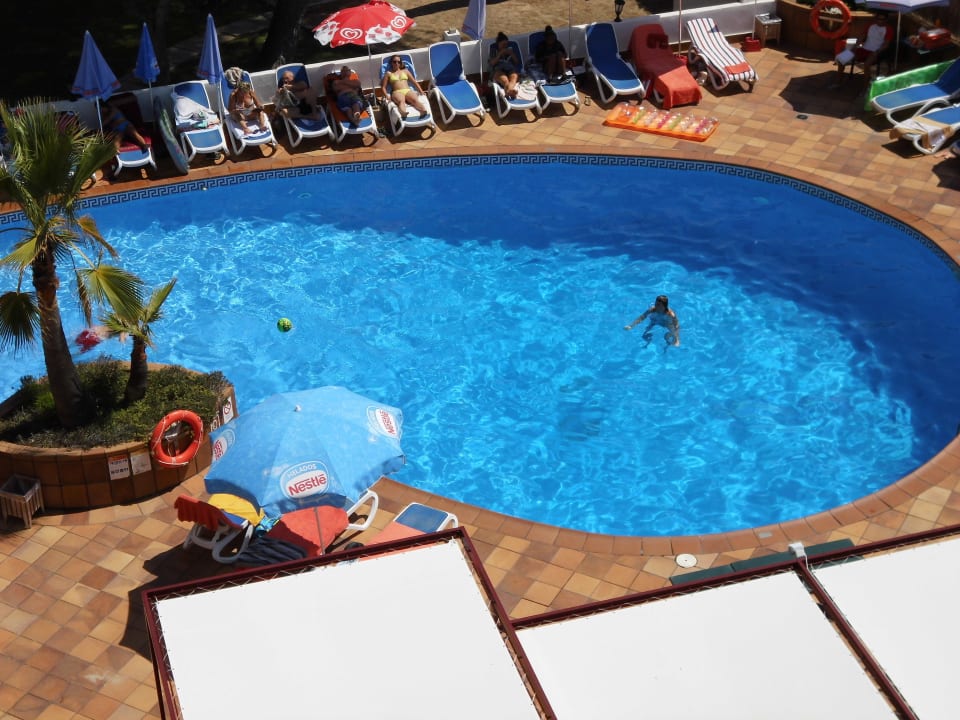 Pool im Innenhof Hotel Clumba