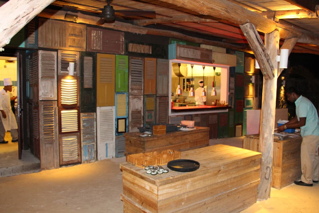 Strand Restaurant Zilwa Attitude
