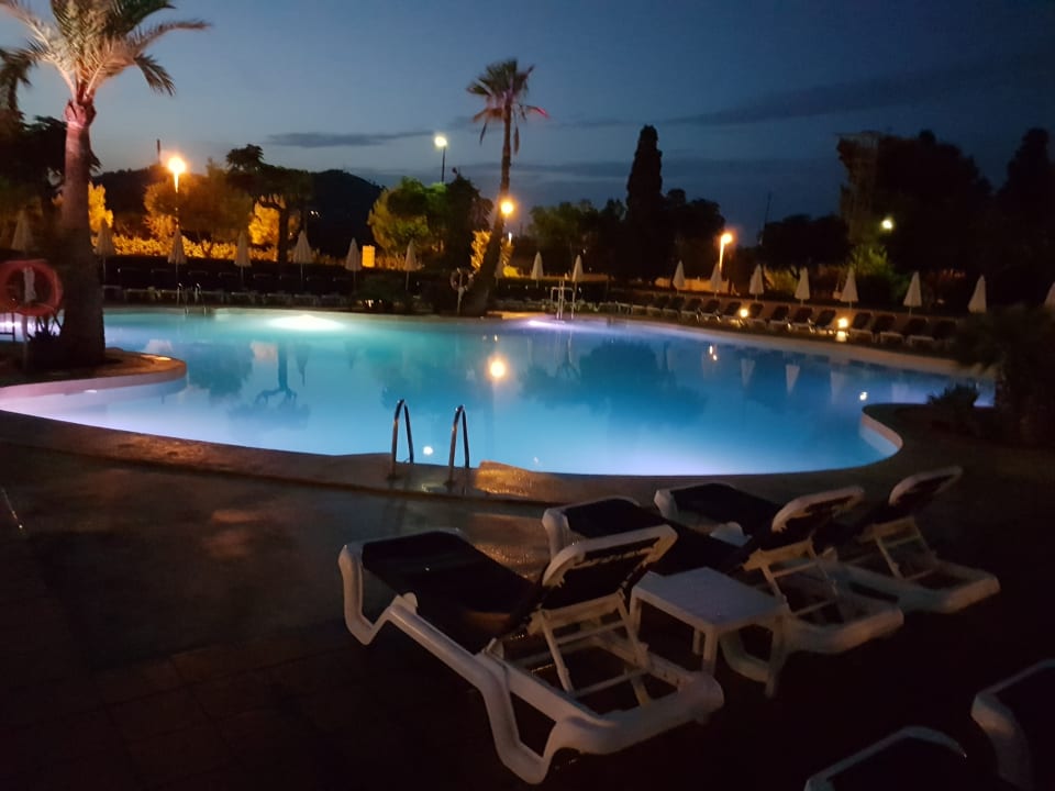 Der große Pool am Abend Aparthotel Ciudad Laurel