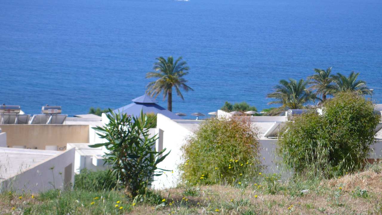 Teilüberblick der Anlage Dimitra Beach Hotel & Suites