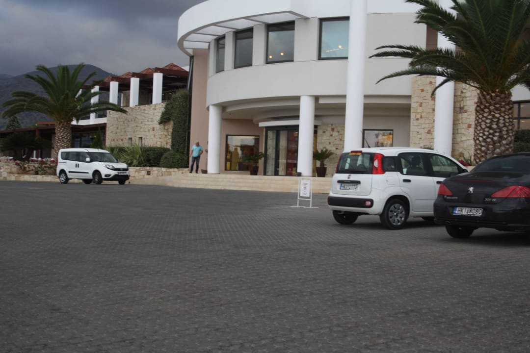 Eingang Grand Hotel Holiday Resort