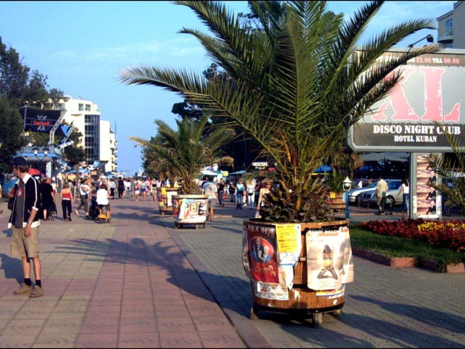 Teilansicht Strandpromenade Imperial Palace Hotel