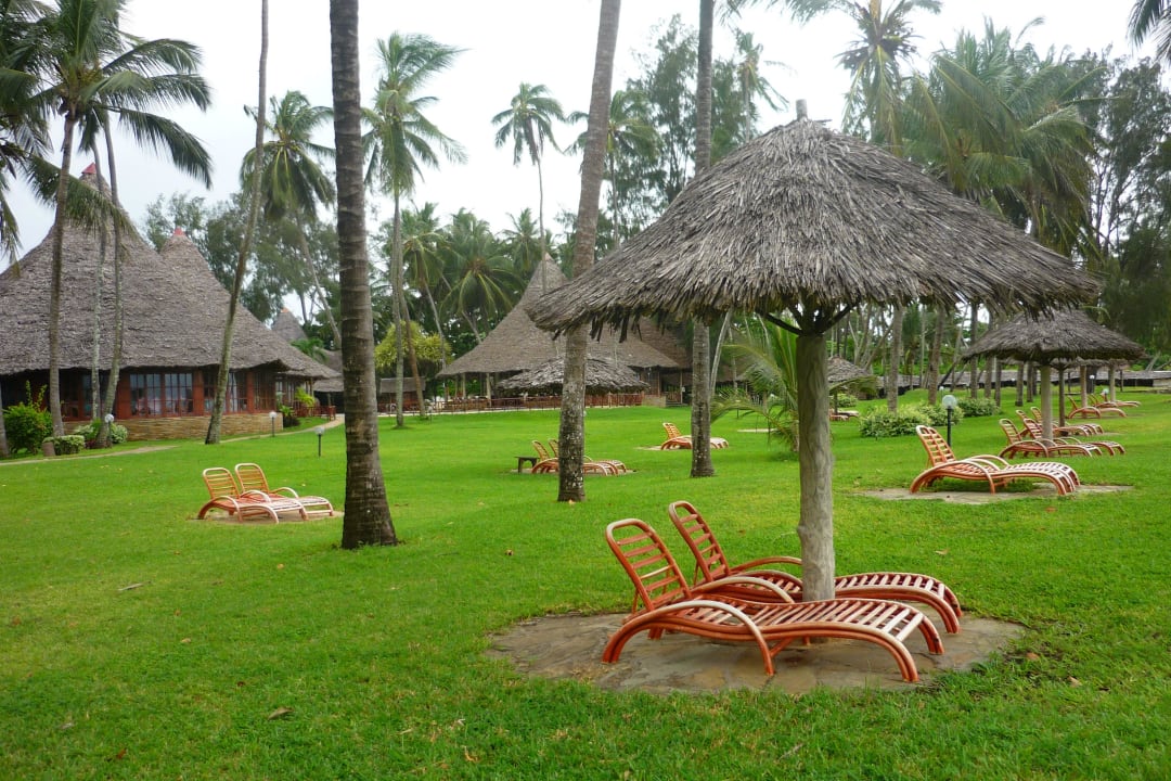 Viele leere Liegen Neptune Village Beach Resort & Spa