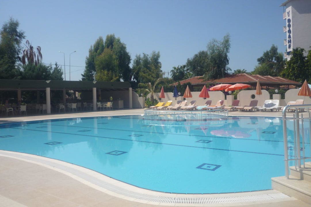 Pool mit Poolbar Club Hotel Mirabell