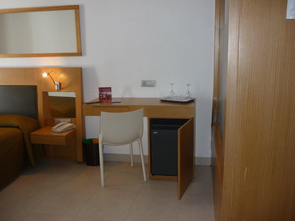 Nachttisch und Schreibtisch mit Minibar R2 Bahía Playa Design Hotel & Spa - Adults Only