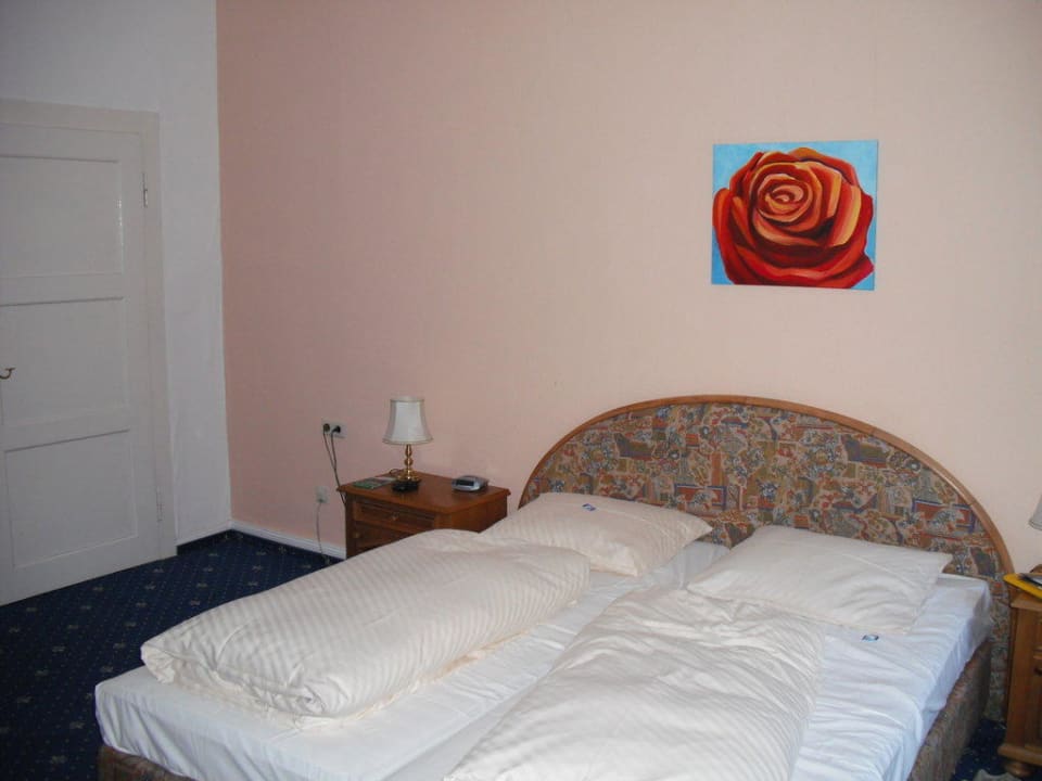 Blick auf das Bett (Zimmer Nr. 111) Hotel Schloß Hornberg