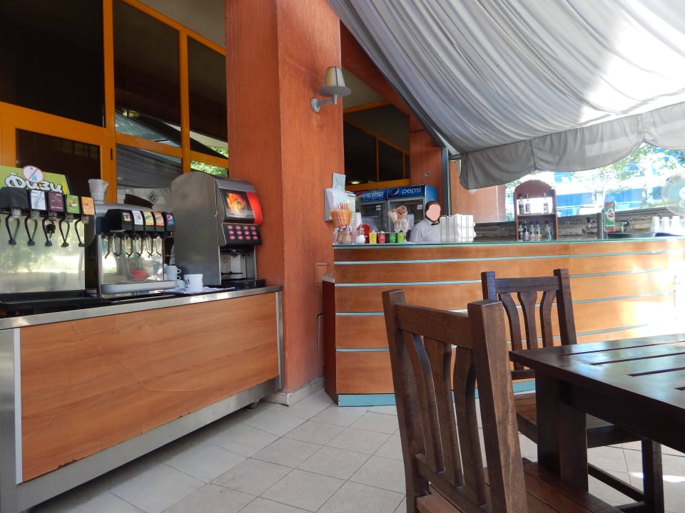 Bufet obok restauracji. Hotel Atlas