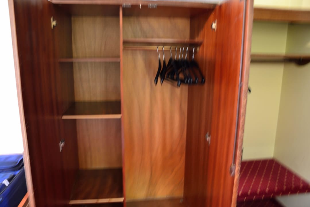 Alter Kleiderschrank, abgegriffenes Holz Alpensport-Hotel Seimler