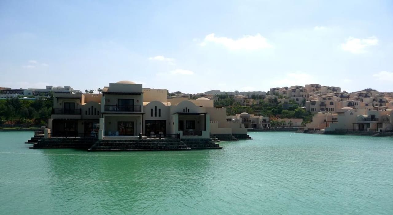 Vorgelagerter See mit Bungalows mit und ohne Pool The Cove Rotana Resort