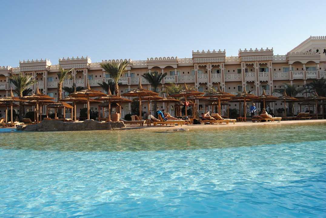 Pool mit Sicht aufs Hotel Pickalbatros Palace Resort