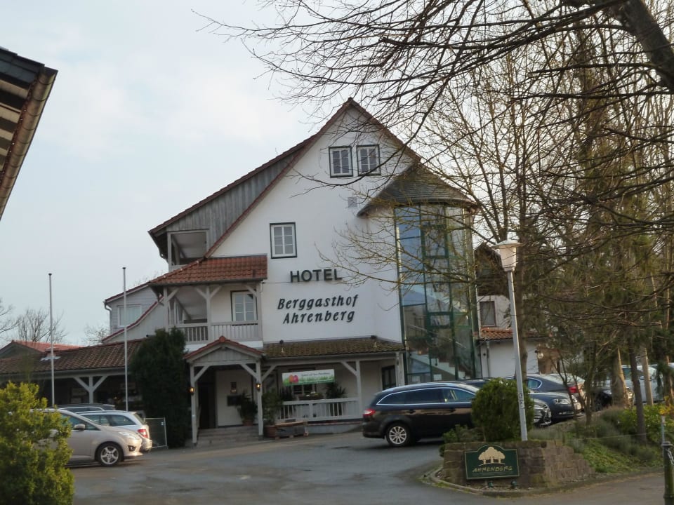 Hotel liegt schön mit viel Grün drumherum Romantik Hotel Ahrenberg