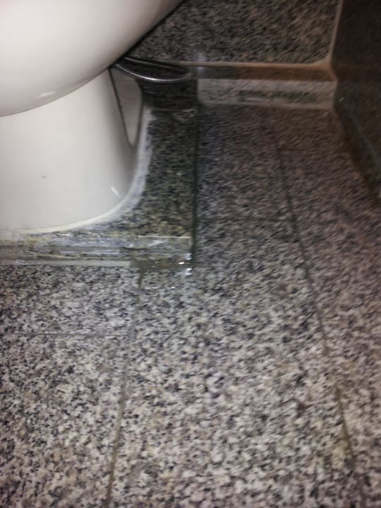 Feuchtigkeit Toilette undicht Pipa Hotel Bangkok Sukhumvit 11
