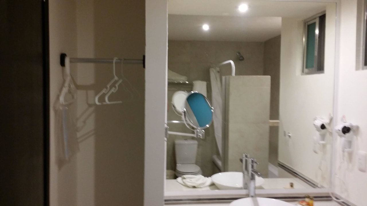 Der "Kleiderkasten" im Zimmer Hotel Tulija Express Excellent City