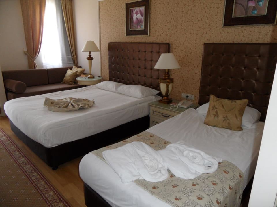 Bett, Beistellbett und Sofa Hotel Delphin Diva