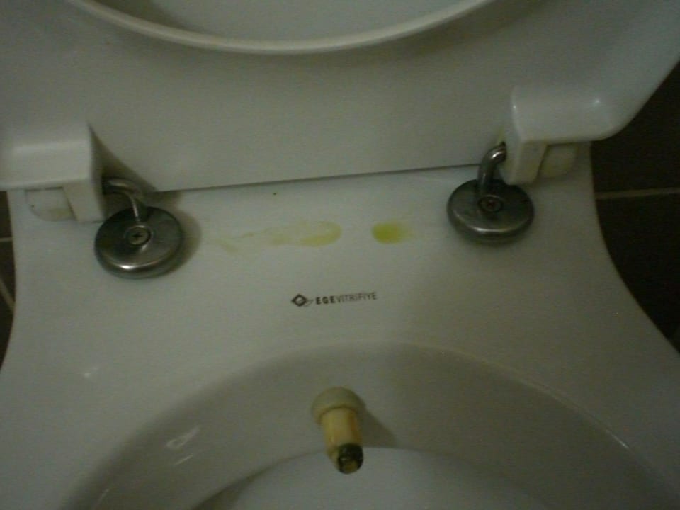 Urinflecken vom Vorgänger amWC Petunya Beach Resort