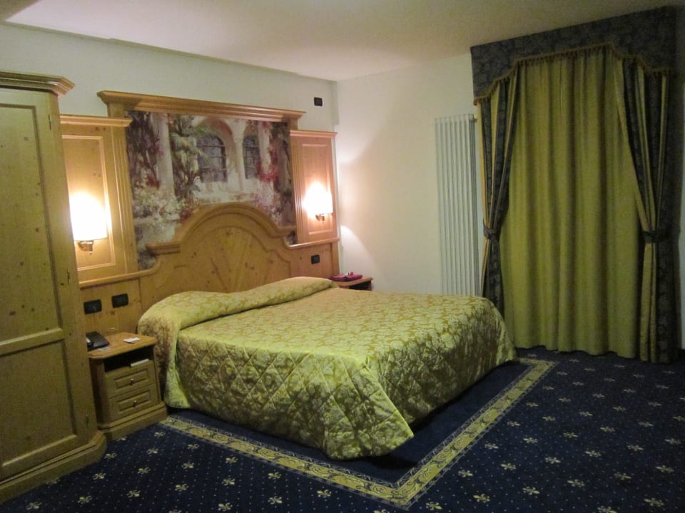 Bett Hotel Almazzago