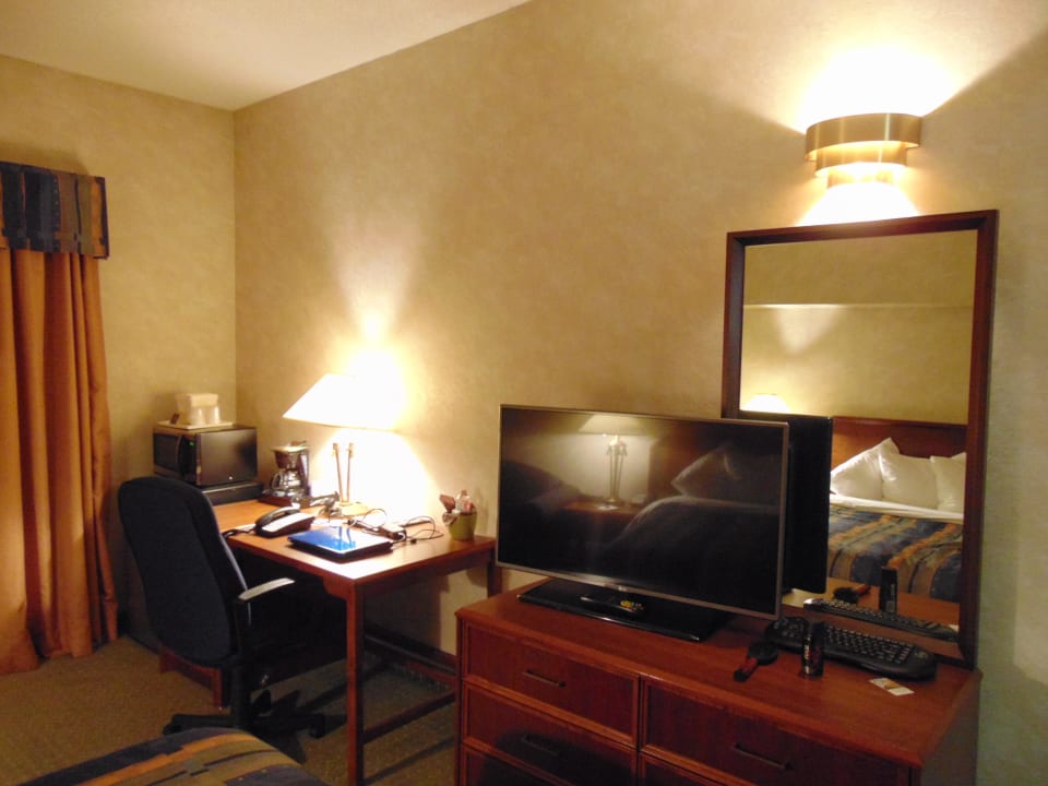 Work station and TV Quality Hotel & Suites Airport East