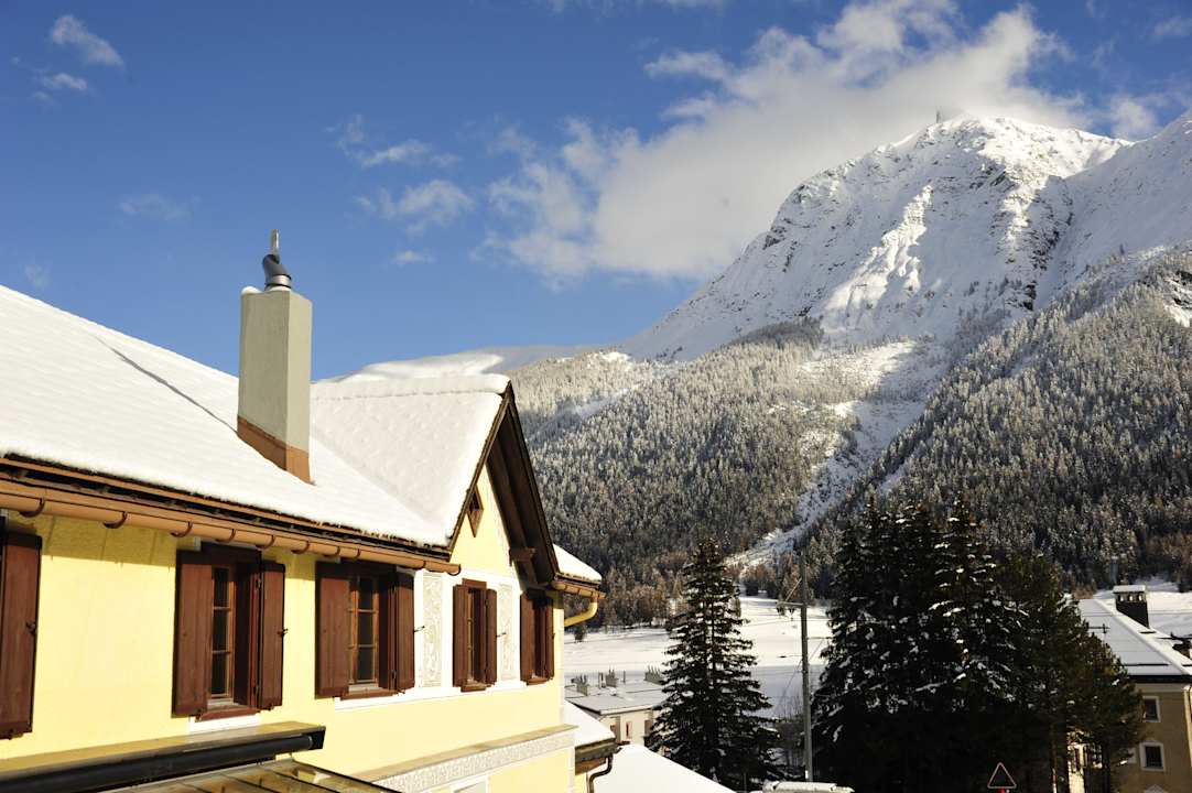Blick auf Piz Mezzain (2996 M) Chesa Staila Hotel - B&B