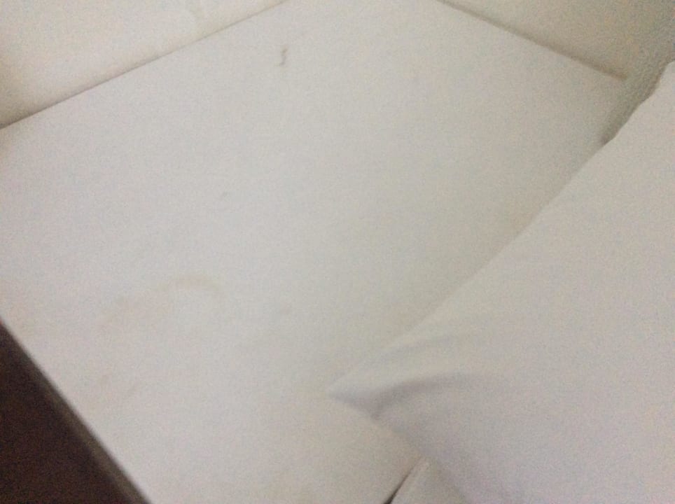 Tisch zwischen den Kinderbetten Lindos Royal Resort