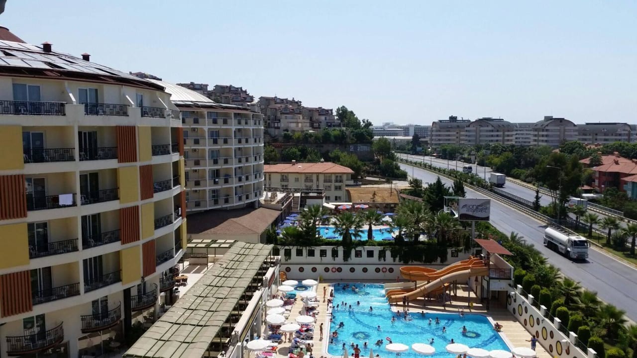 Unser Ausblick vom Balkon (links) Hotel Arabella World