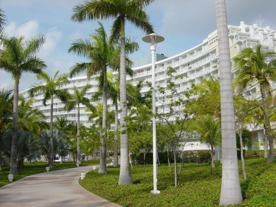 Blick auf das Hauptgebäude (Sheraton Komplex) Hotel Our Lucaya - Lighthouse Point