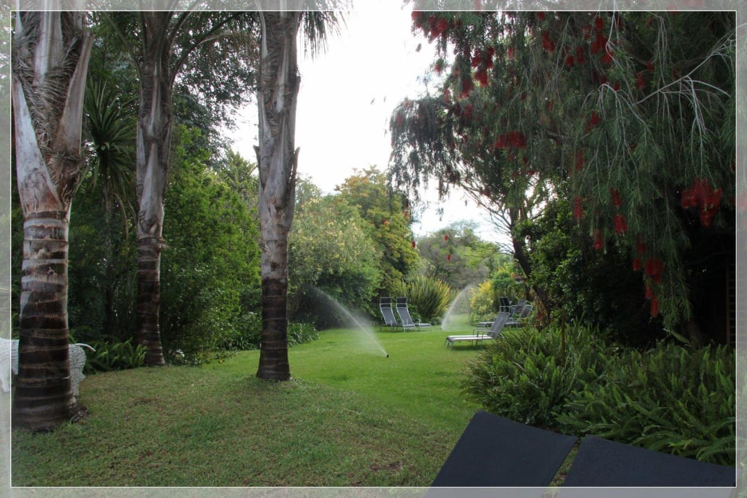 Garten hinter dem Pool Ballinderry, The Robertson Guest House