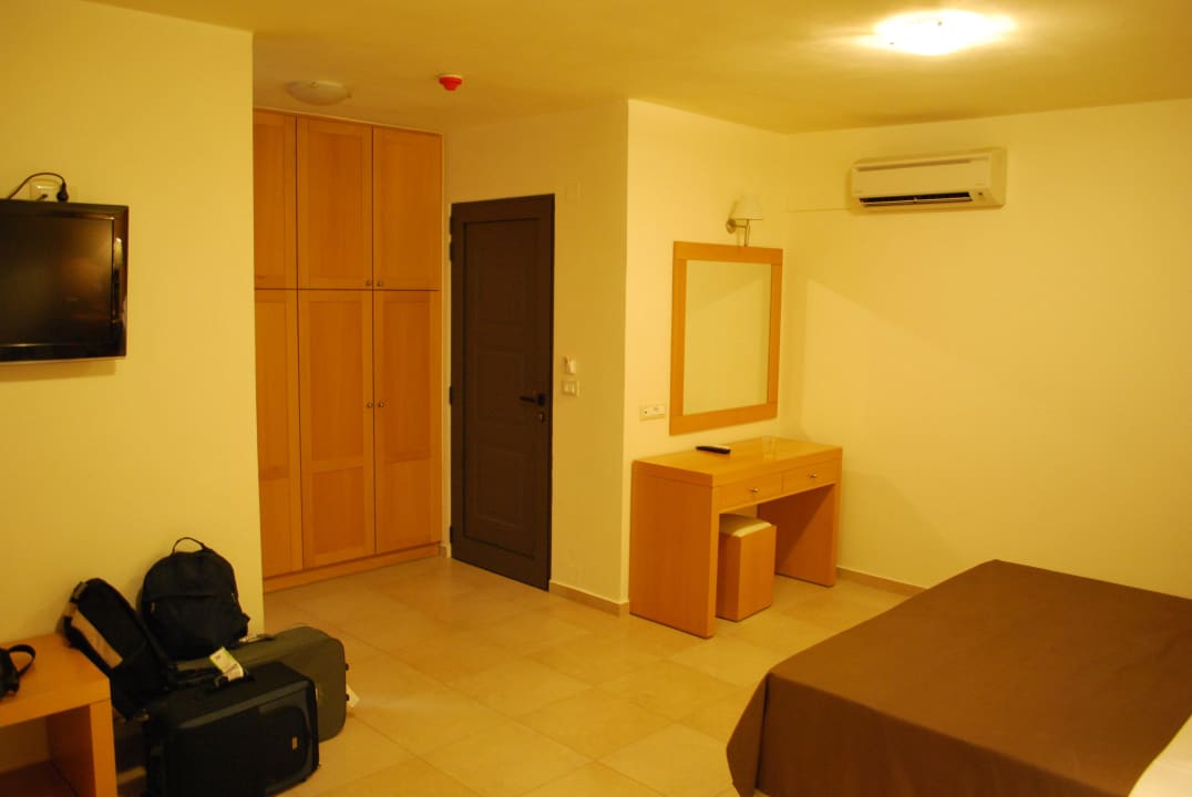 Toaletka i główne wejście do pokoju. Ariadne Beach Hotel