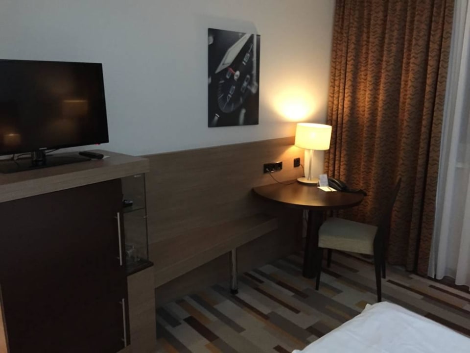 Fernseher und Tisch Hotel Mercure Graz City