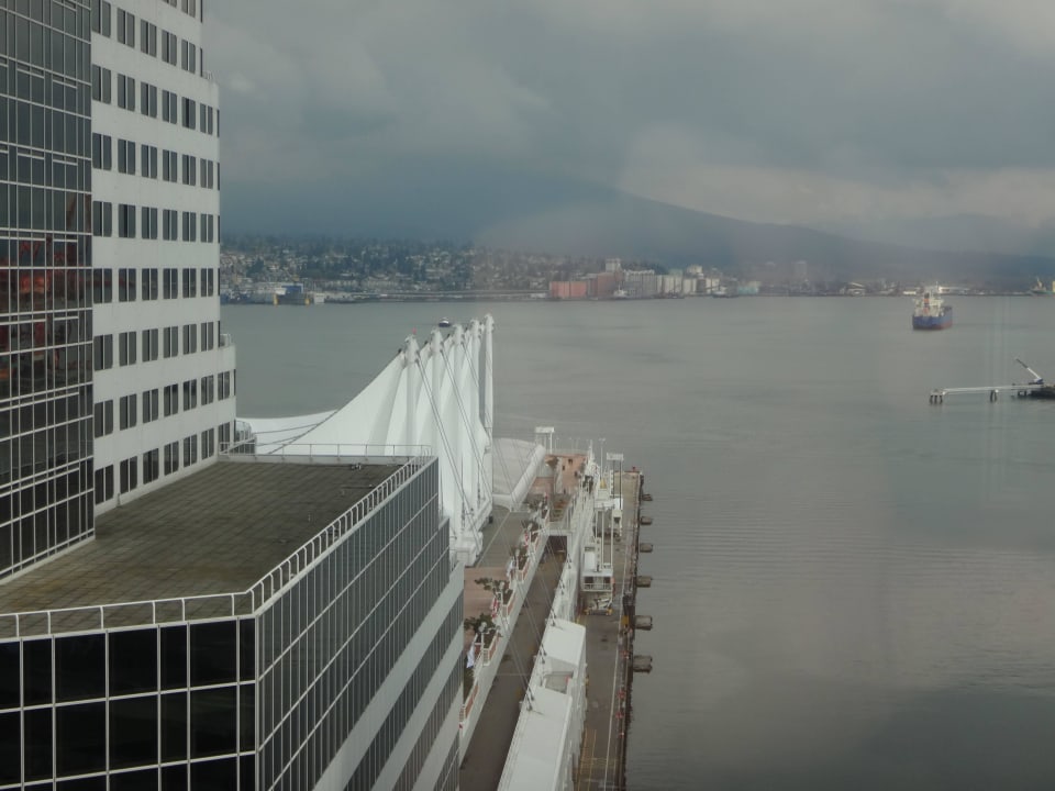 Blick vom Zimmer auf den Canada Place Hotel The Fairmont Waterfront