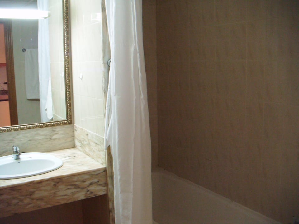 Bad: rechts Dusche/Badewanne Hotel Morito