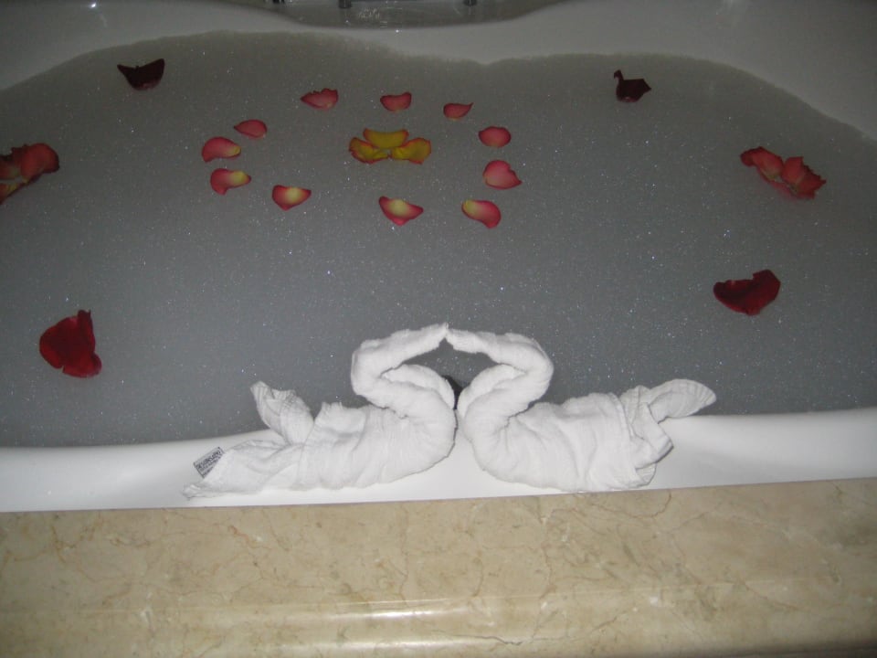 Vorbereiteter Whirlpool im Zimmer JOIA Bávaro by Iberostar